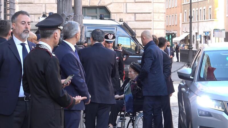 Napolitano, le immagini della camera ardente: il picchetto d'onore, le corone di fiori, l'arrivo dei politici 5