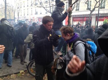 Parigi, scontri tra manifestanti e polizia 3