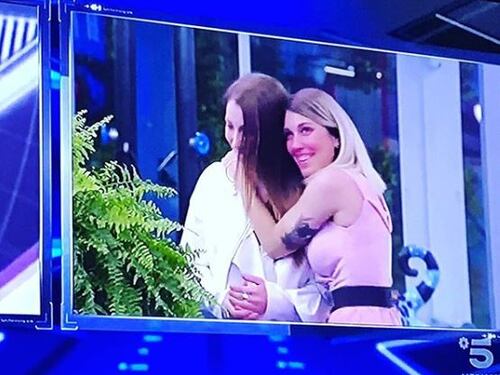 Gf, Veronica Satti incontra la sua fidanzata: "Grazie a lei non mi taglio più"
