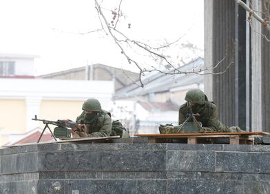I soldati pattugliano la capitale della Crimea 9