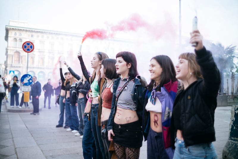 "Generazione meticcia e queer". A Milano sfila il corteo "transfemminista" 26