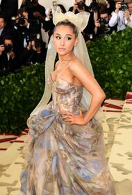 Met Gala 18, Miley Cyrus e la scollatura hot 10