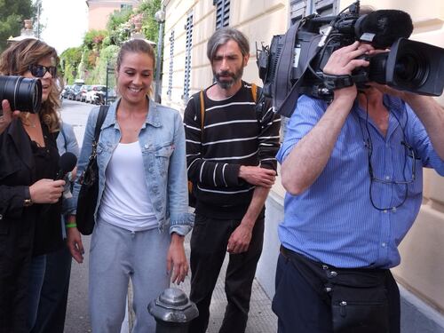 Al seggio Valentina, figlia della compagna di Grillo