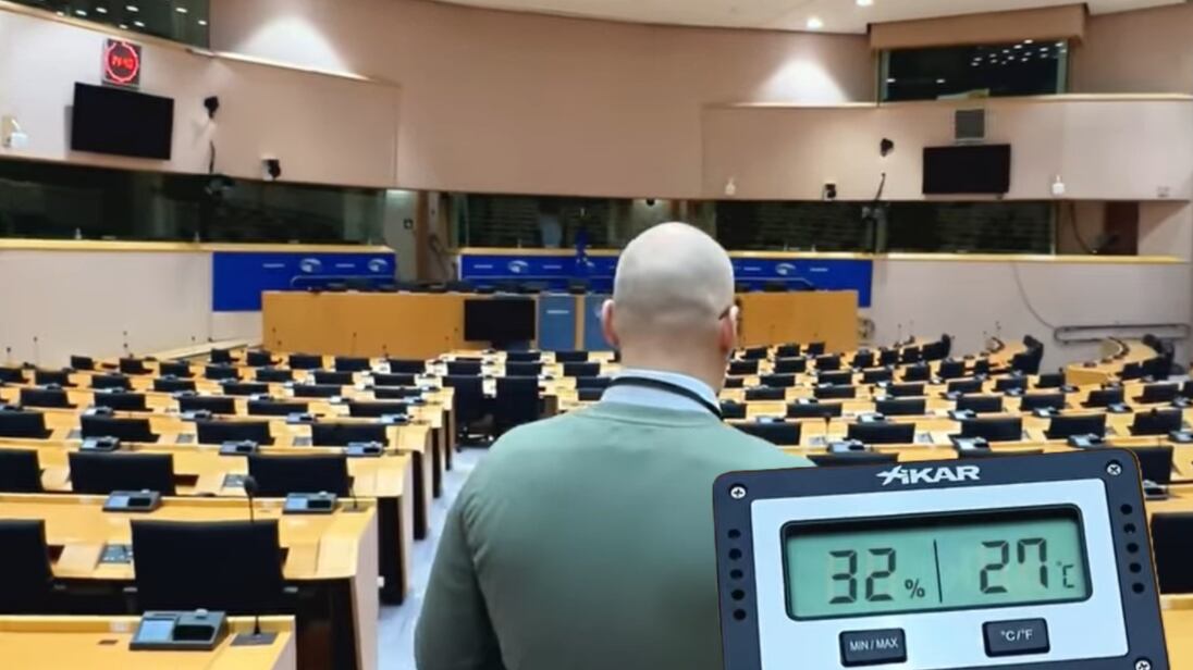 "27 gradi e aula vuota". Gli eco-sprechi dell'Europa bacchettona