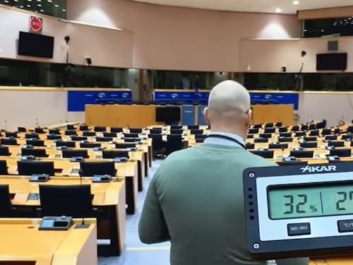 "27 gradi e aula vuota". Gli eco-sprechi dell'Europa bacchettona