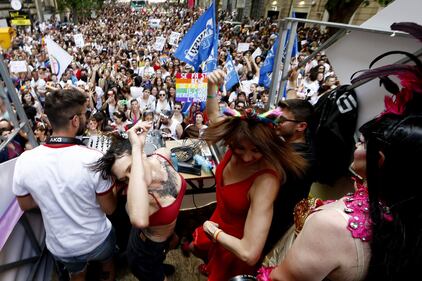 Gay pride, bacio tra le testimonial Luxuria e Asia Argento  3