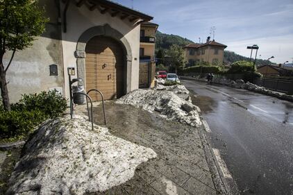 Maltempo a Nembro: le strade ricoperte di grandine 5