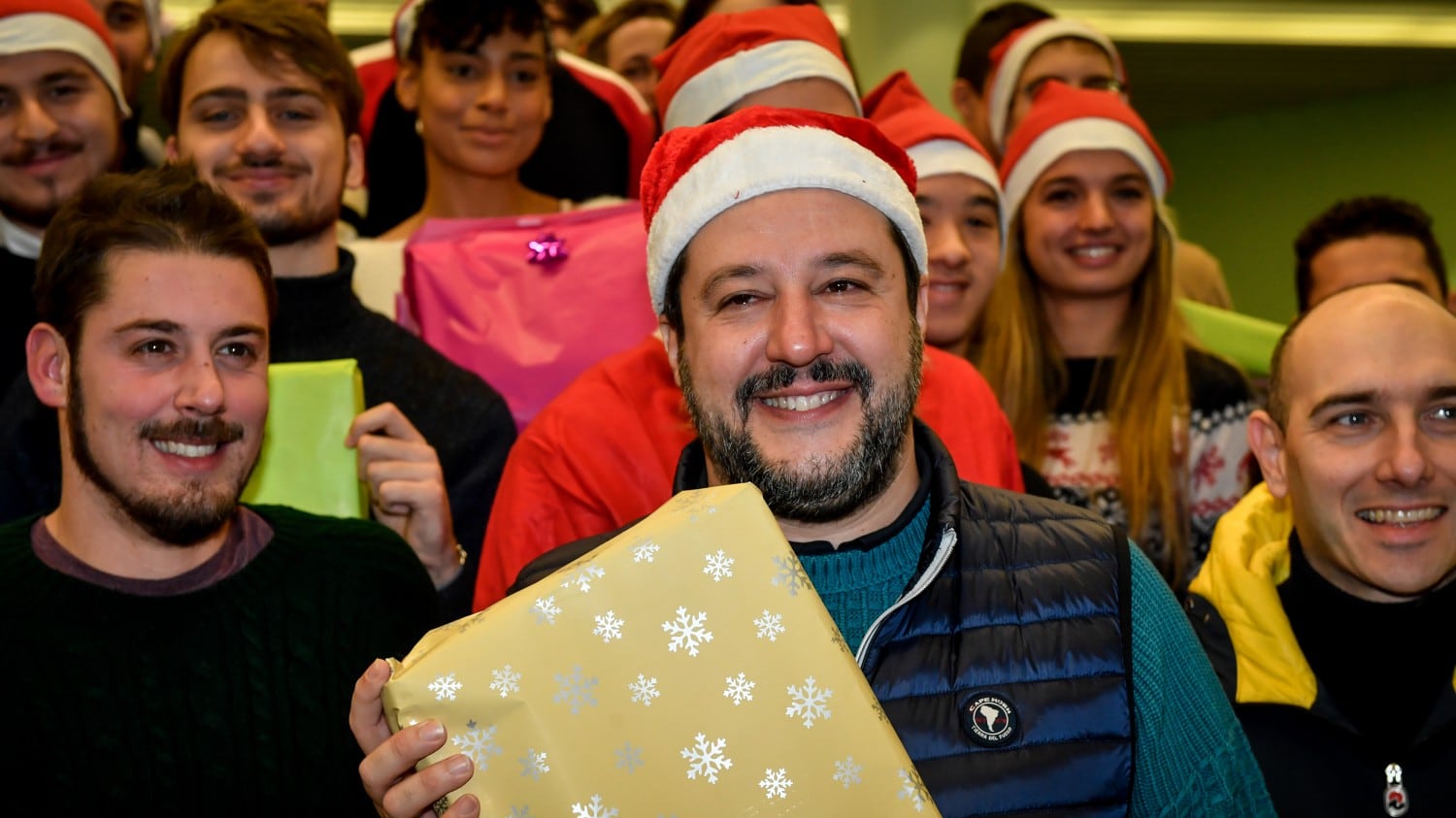 Slogan choc delle giovani calciatrici: "Diamo un calcio a Salvini"