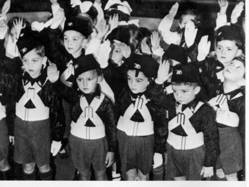 Il bimbo fa il saluto romano all'asilo: le maestre vogliono cacciarlo