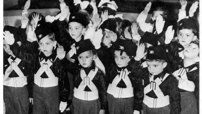 Contro i nuovi profughi c'è il "ritorno" dei Balilla