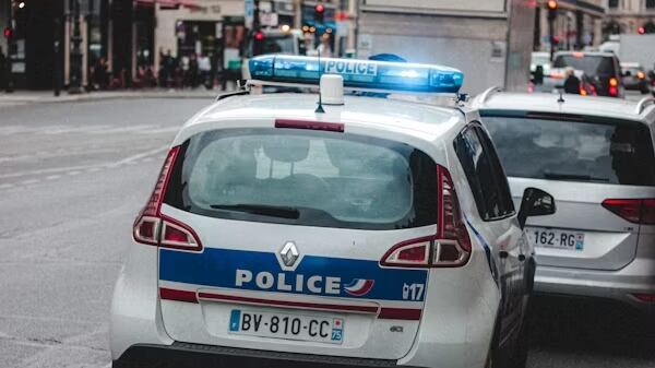 Studentessa in gita lancia neonato dal balcone dopo averlo partorito