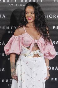 Rihanna, scollatura mozzafiato sul seno 14