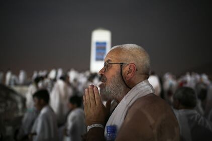 Fedeli musulmani in preghiera nella Pianura di Arafat 18