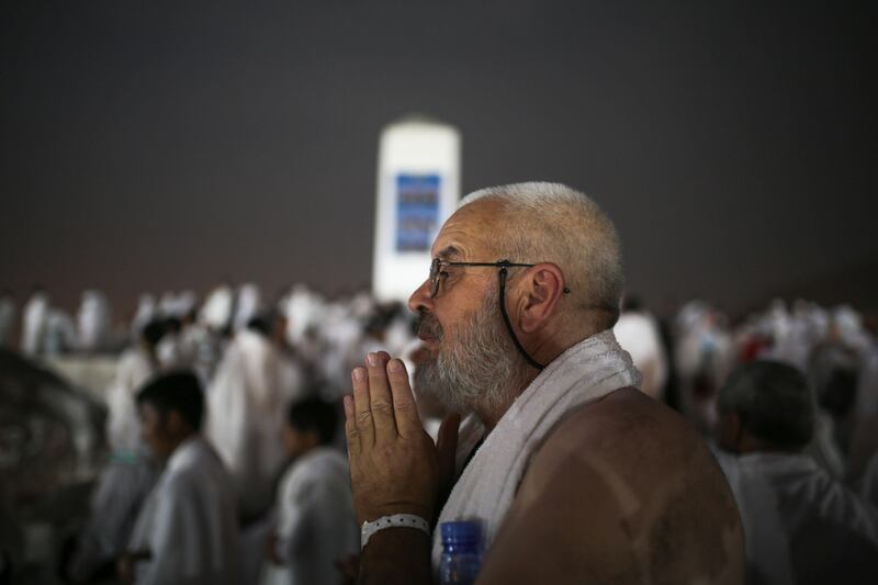 Fedeli musulmani in preghiera nella Pianura di Arafat 18