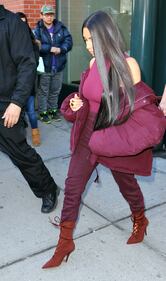 Kim Kardashian hot: bionda e scollata su Twitter 10