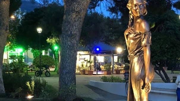 Anche il nichilismo scende in piazza. Con le statue del dissolvimento
