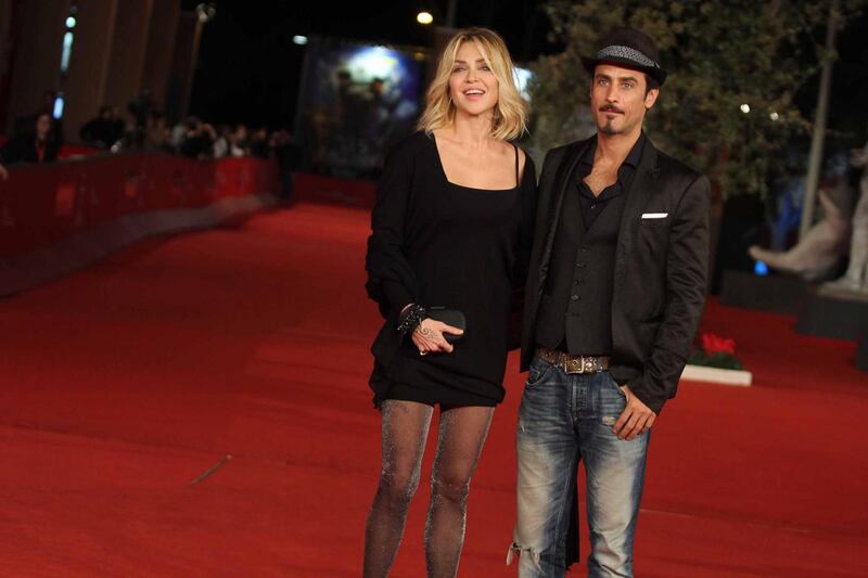 Paola Barale, sexy giramondo 26