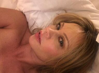 Anna Falchi, topless in piscina 6