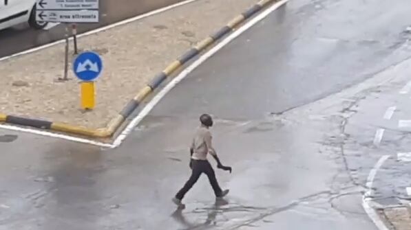 Fermo, terrore in strada: immigrato brandisce machete