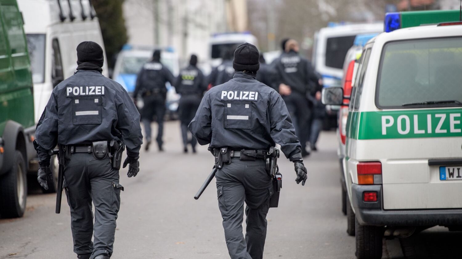 Uomo con pistola minaccia agenti: ferito nel posteggio di un ospedale