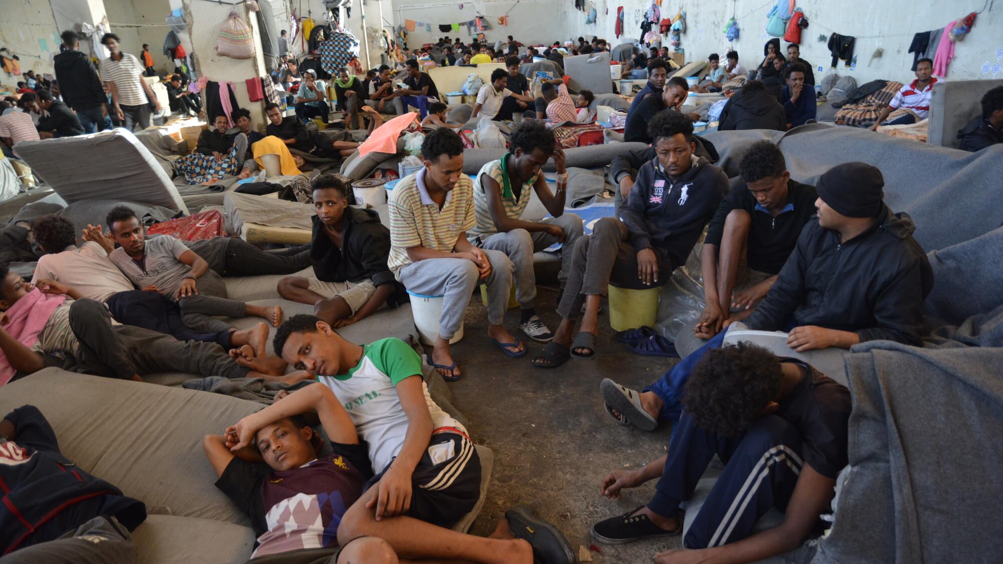 Raid in Libia contro i migranti: 4mila arresti, centinaia i bimbi