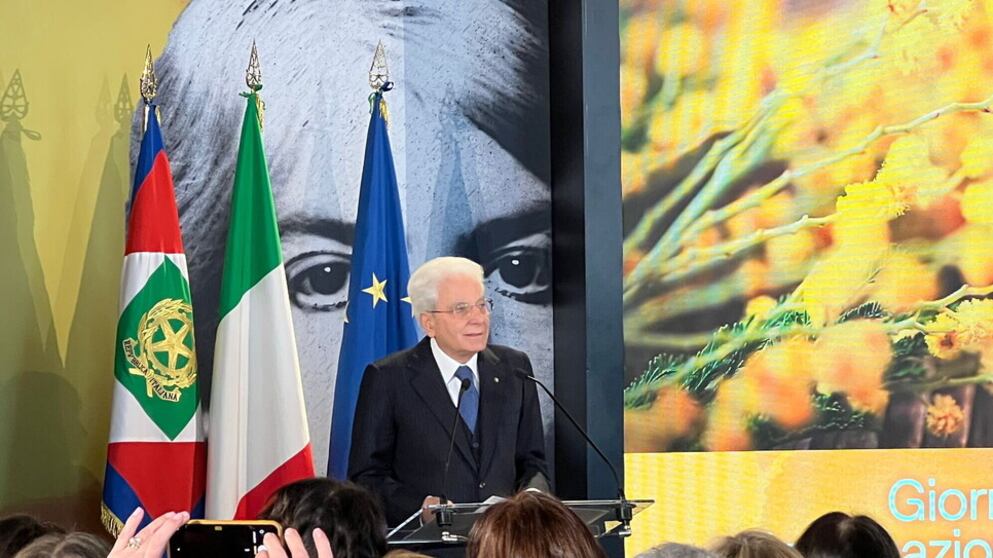 "Ancora lontana la piena parità". Il presidente Mattarella celebra le donne al Quirinale