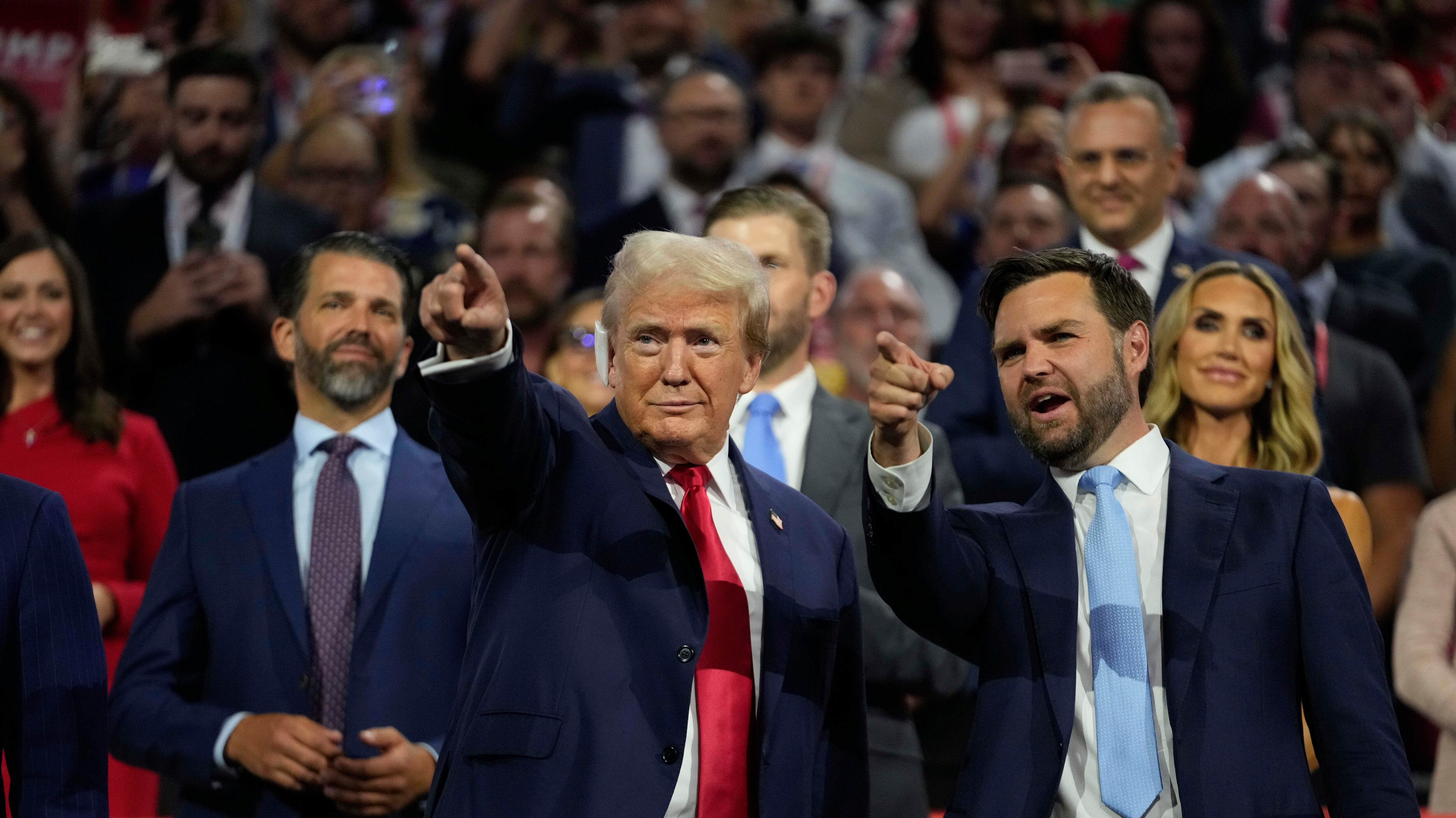 Benda, slogan e ovazioni. Trump esalta il suo popolo