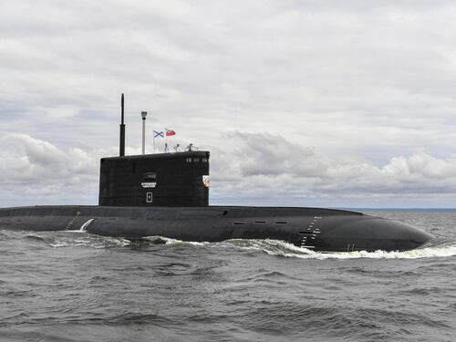 "Transponder spento". L'occhio della Nato sullo Zar: cosa sta succedendo in mare