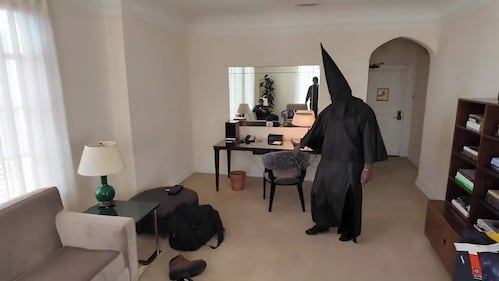 Kanye West indossa una tunica nera e un cappuccio ispirati al KKK con una collana con svastica e una maglietta di Sean Jean durante un'intervista con DJ Akademiks 5