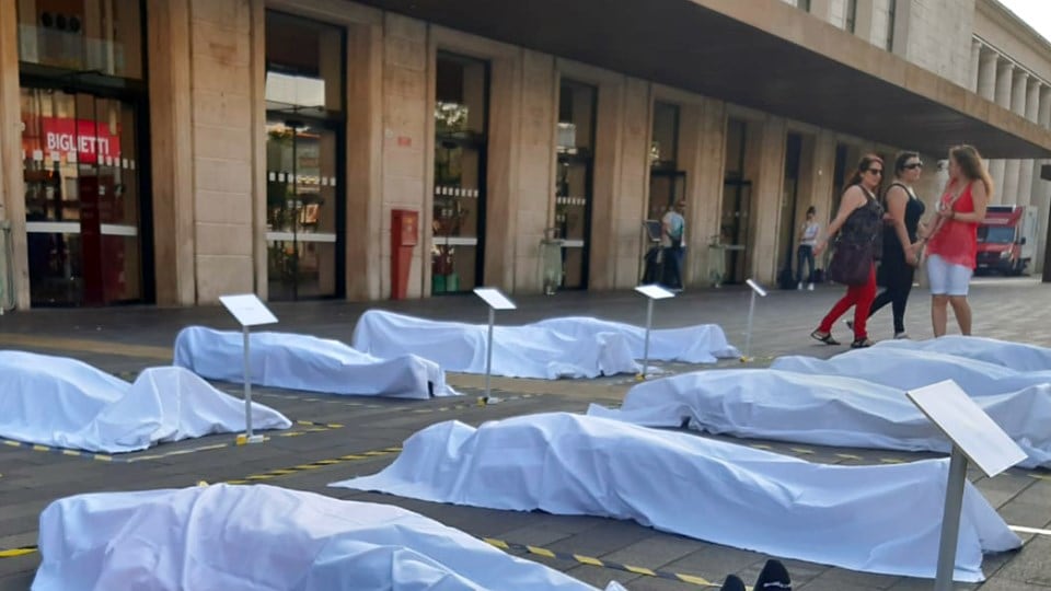 Cadaveri di migranti davanti alla stazione: installazione choc a Padova