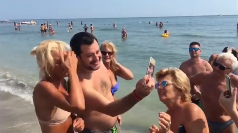 Salvini in vacanza a Milano Marittima, tra spiaggia, mare e discoteca 5