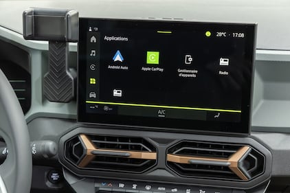 Dacia Duster 2024: guarda la gallery del nuovo SUV, anche ibrido o GPL 16