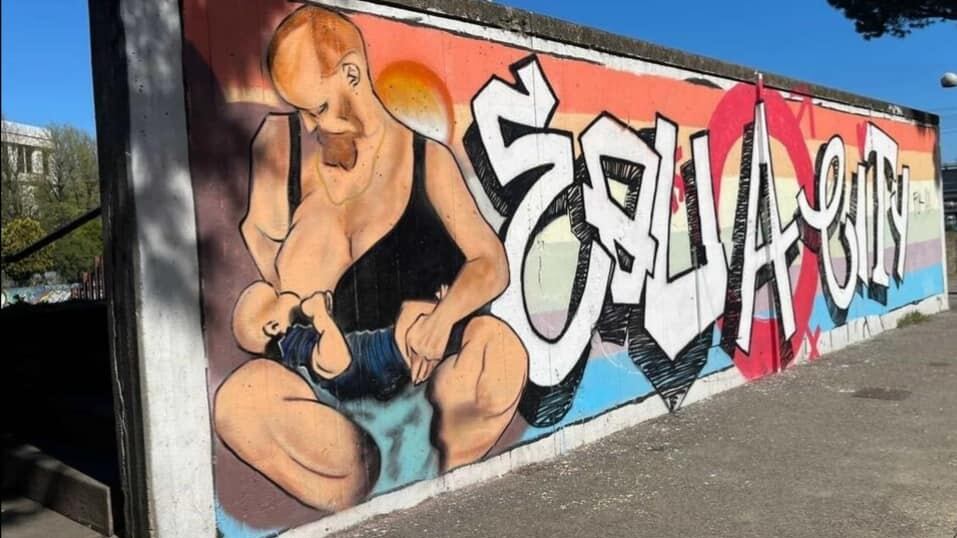Murale con uomo che allatta, Sgarbi: "Era una bestemmia, giusto cancellarlo"