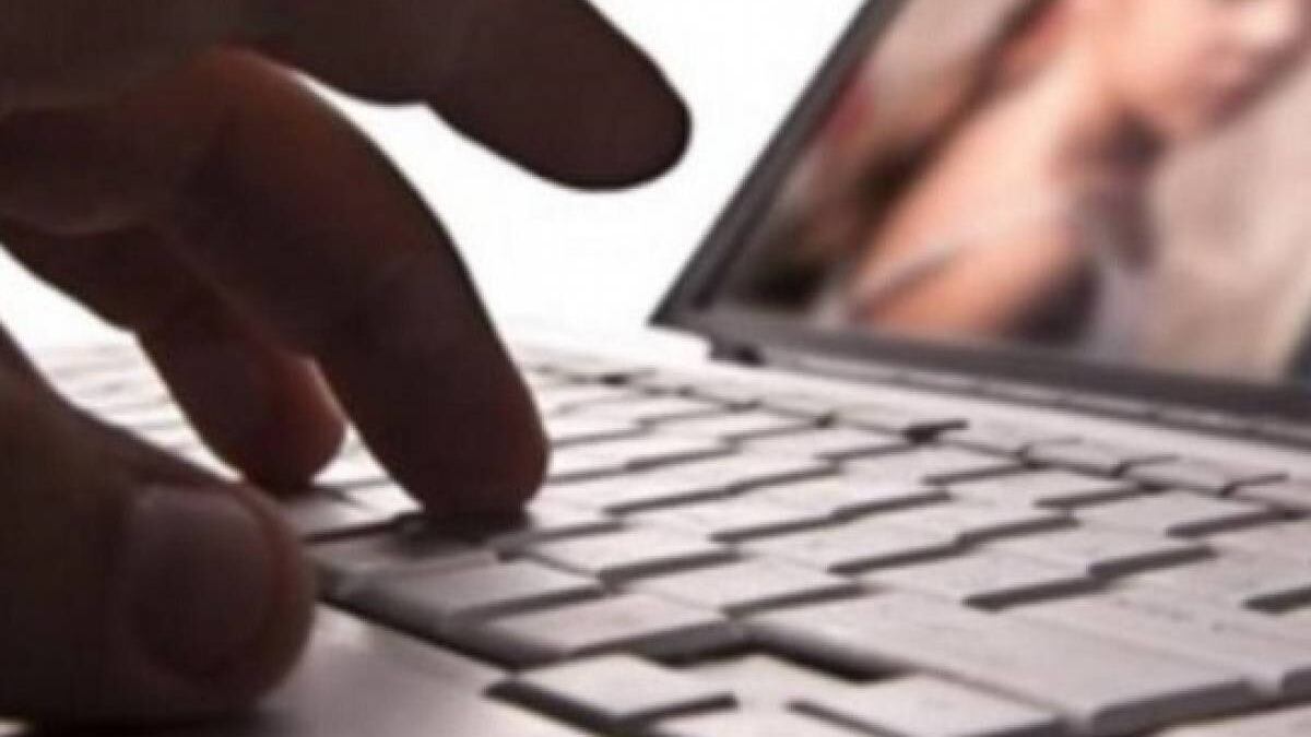 Vendeva video porno della figlia minorenne, madre condannata per sfruttamento della prostituzione