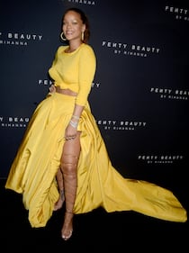 Rihanna bellissima in giallo per il lancio della sua linea Fenty Beauty 1