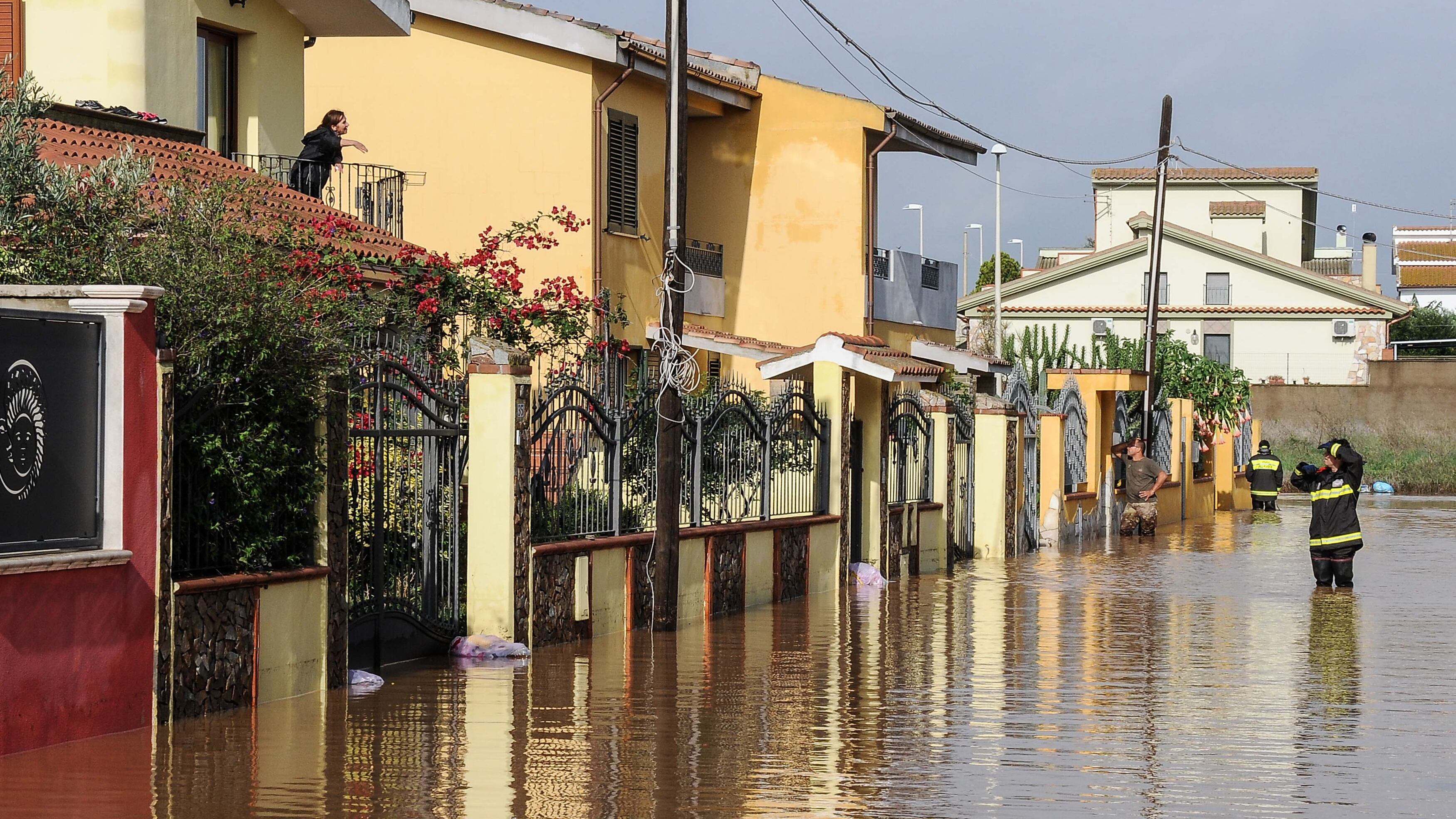 Un'ondata di fango travolge la Sardegna: tre morti e dispersi