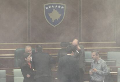 Kosovo, lacrimogeni in parlamento per protesta 6