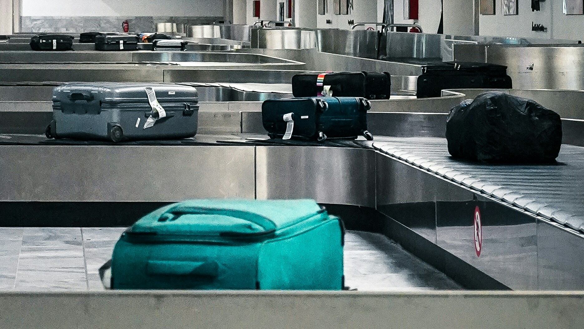 A Malpensa rubavano dai bagagli borse firmate: dipendenti in manette