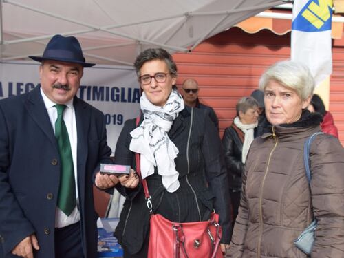 Lega regala spray e fischietti alle donne per difendersi dalle aggressioni