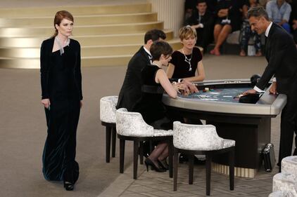 La sfilata di Chanel tra tavoli della roulette e slot 2