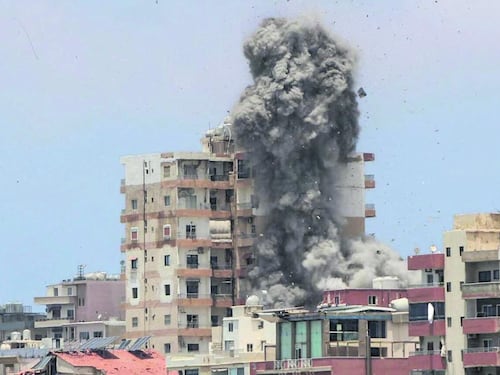 L'Idf bombarda il Libano: 30 morti. Teheran abbatte un elicottero Usa