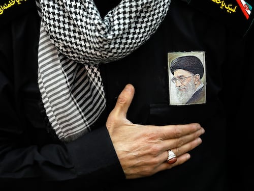 Il nemico a casa nostra. Nella moschea di Milano piangono Khamenei: "È il nostro martire"