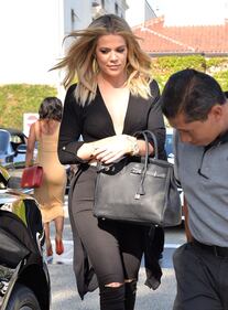 Khloe Kardashian sexy senza reggiseno 3