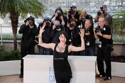 Asia Argento sexy in bikini a righe 31