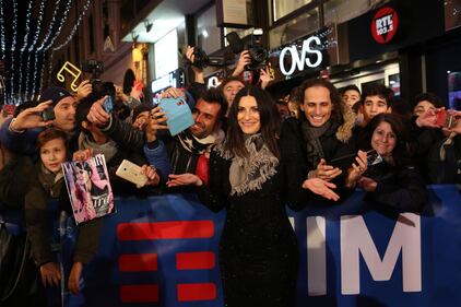 Laura Pausini canta con i fan fuori dall'Ariston 8