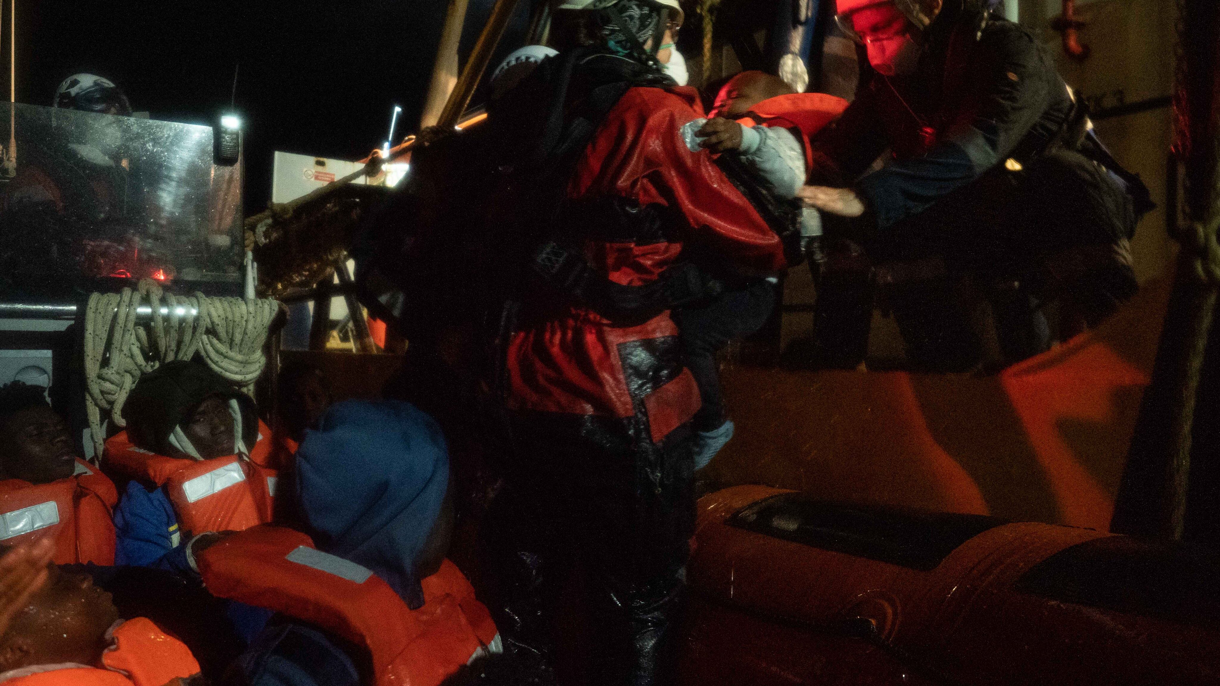 La Sea Watch 3 approda ad Augusta: primo banco di prova per il governo Draghi