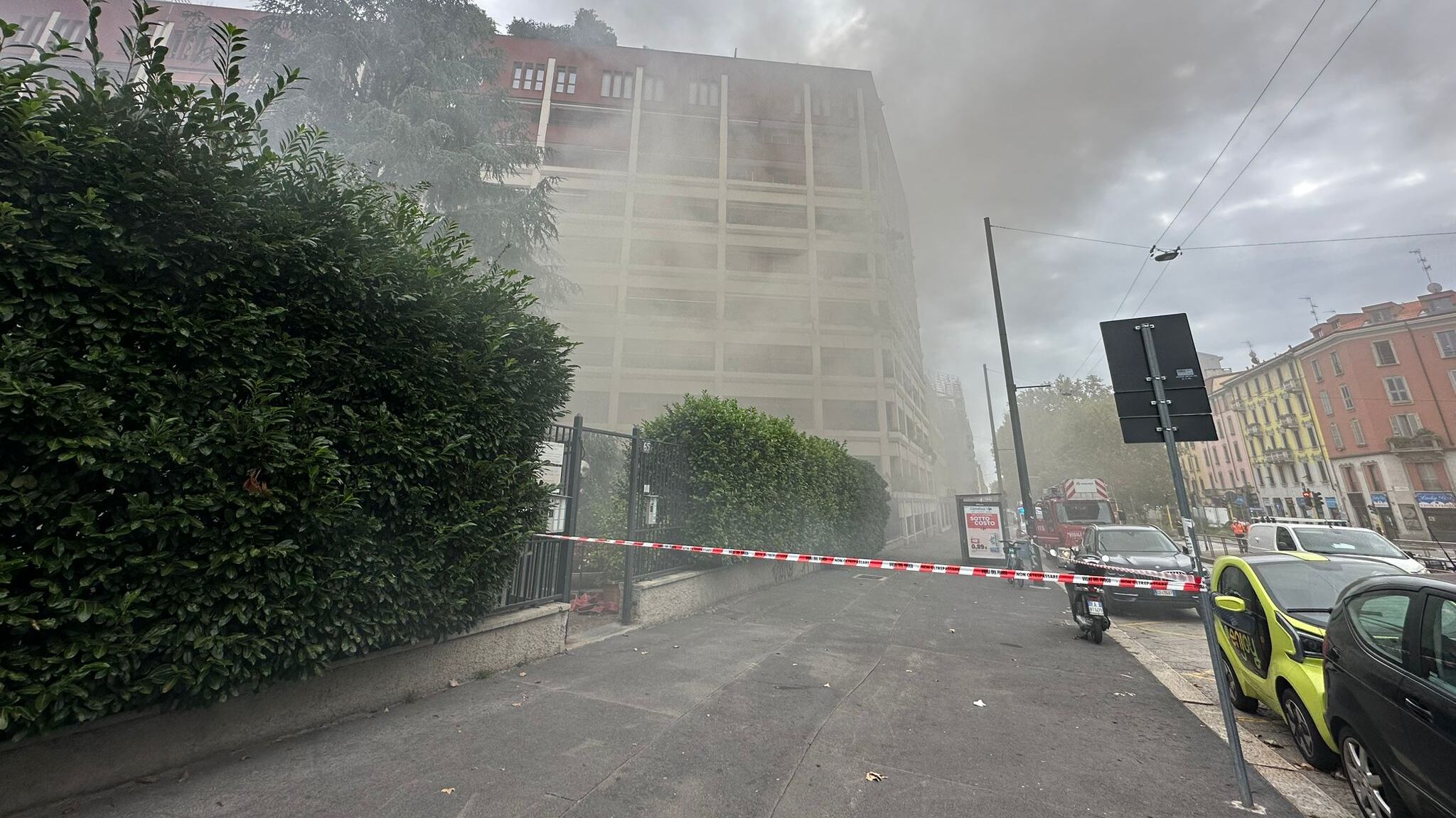 "Non troviamo le fiamme". Paura a Milano: nube di fumo in una discoteca