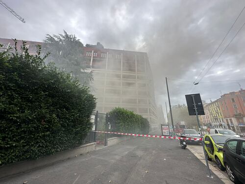 "Non troviamo le fiamme". Paura a Milano: nube di fumo in una discoteca