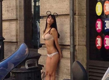 Ragazza si spoglia in pieno centro a Roma: "Cerco un editore" 1