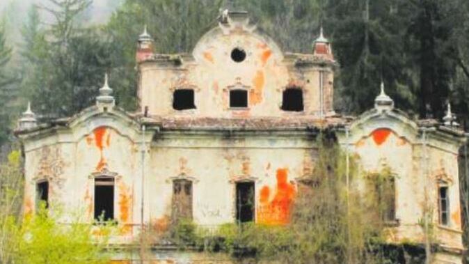 La villa di fantasmi e omicidi dove i satanisti sono di casa